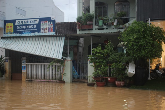 Mưa lớn, nhiều nhà ở Nha Trang bị ngập, cầu Phú Kiểng bị cuốn trôi- Ảnh 5.
