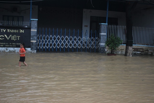 Mưa lớn, nhiều nhà ở Nha Trang bị ngập, cầu Phú Kiểng bị cuốn trôi- Ảnh 6.