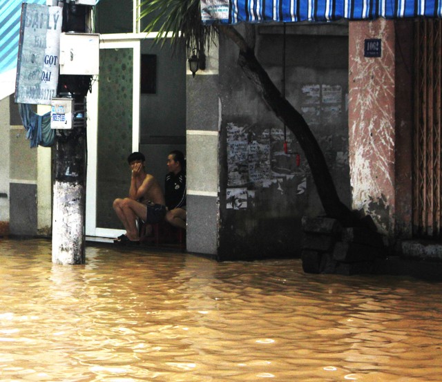 Mưa lớn, nhiều nhà ở Nha Trang bị ngập, cầu Phú Kiểng bị cuốn trôi- Ảnh 7.