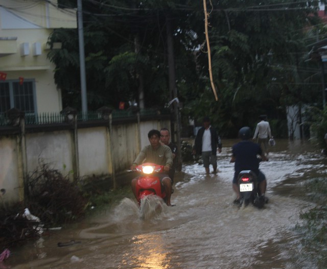 Mưa lớn, nhiều nhà ở Nha Trang bị ngập, cầu Phú Kiểng bị cuốn trôi- Ảnh 8.