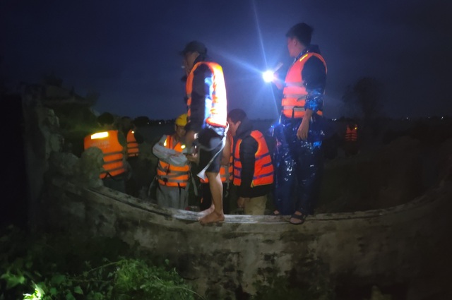 Thuyền chở 6 thành viên nhà mạng Viettel bị lật giữa mưa lũ- Ảnh 2.
