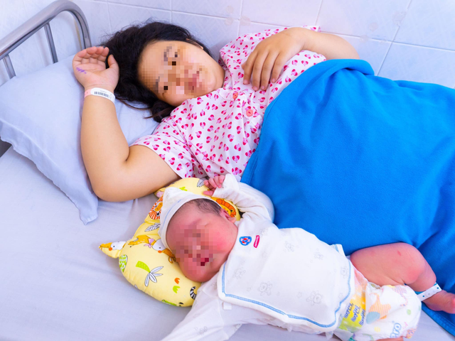 Bé sơ sinh khổng lồ hơn 6kg chào đời ở Bệnh viện Hùng Vương- Ảnh 1.