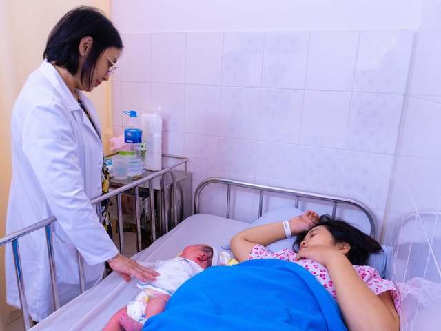 Bé sơ sinh khổng lồ hơn 6kg chào đời ở Bệnh viện Hùng Vương- Ảnh 2.