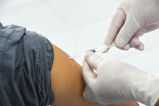 Khi COVID-19 là bệnh nhóm B, việc tiêm vaccine COVID-19 diễn ra thế nào?- Ảnh 1.