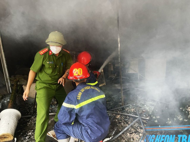 Bắc Giang cháy lớn, 160m2 bị khói lửa 'nuốt' trọn - Ảnh 4.