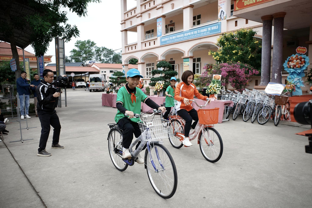 VĐV Nguyễn Thị Oanh trao xe cho học sinh nghèo tại quê hương Bắc Giang- Ảnh 2.