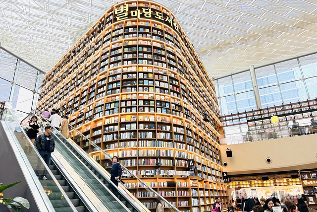 Choáng ngợp thư viện sách khổng lồ dưới lòng đất- Ảnh 3.