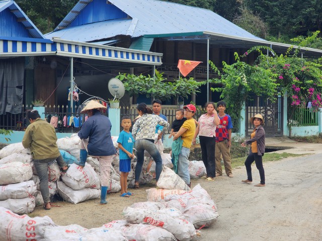 Người dân vùng biên phấn khởi vì sắn được mùa, giá cao- Ảnh 5.