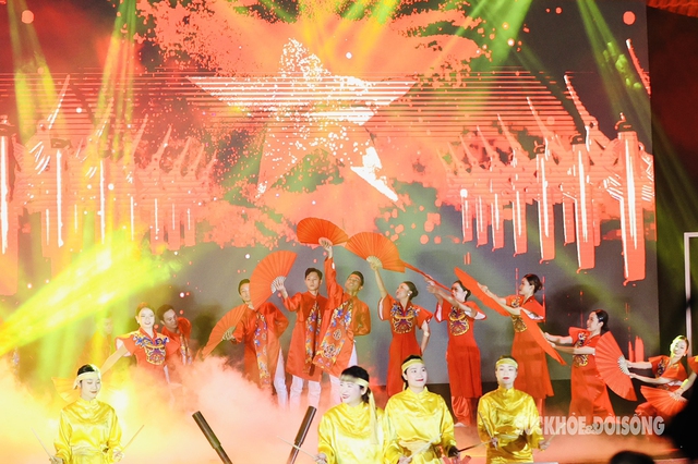 Ấm áp và rực rỡ đêm khai mạc Tuần 'Đại đoàn kết các dân tộc - Di sản Văn hóa Việt Nam 2023'- Ảnh 2.