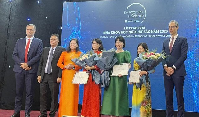 3 nhà khoa học nữ nhận giải thưởng Nhà khoa học nữ xuất sắc năm 2023. 3 nhà khoa học nữ nhận giải thưởng Nhà khoa học nữ xuất sắc năm 2023.