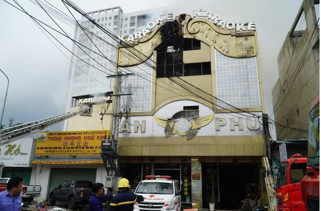 Khởi tố thêm 2 cảnh sát liên quan vụ cháy quán karaoke làm 32 người tử vong- Ảnh 1.