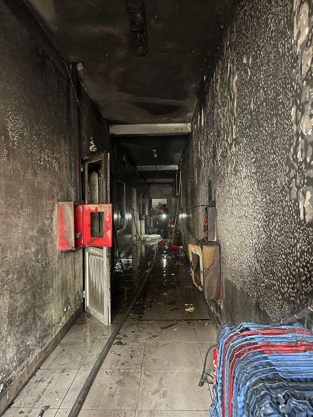 Kịp thời cứu sống 4 người mắc kẹt trong đám cháy tại Hà Nội- Ảnh 1.