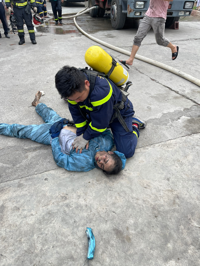 Kịp thời cứu sống 4 người mắc kẹt trong đám cháy tại Hà Nội- Ảnh 2.