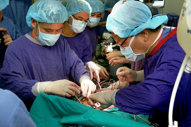 Bệnh viện Việt Đức 'giành giật' sự sống cho bệnh nhân ghép mô, tạng- Ảnh 1.