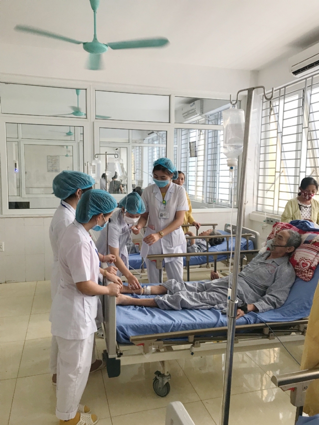 Chất lượng khám chữa bệnh tại Sơn La tăng cao nhờ triển khai nhiều giải pháp nâng cao chất lượng nguồn nhân lực- Ảnh 1.
