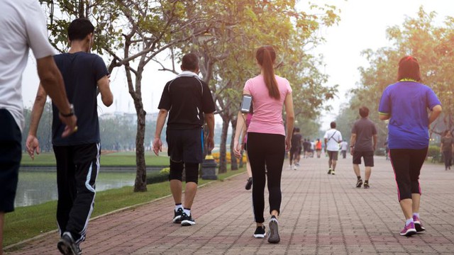Đi bộ là một bài tập vận động có rất nhiều tác dụng đến sức khỏe.