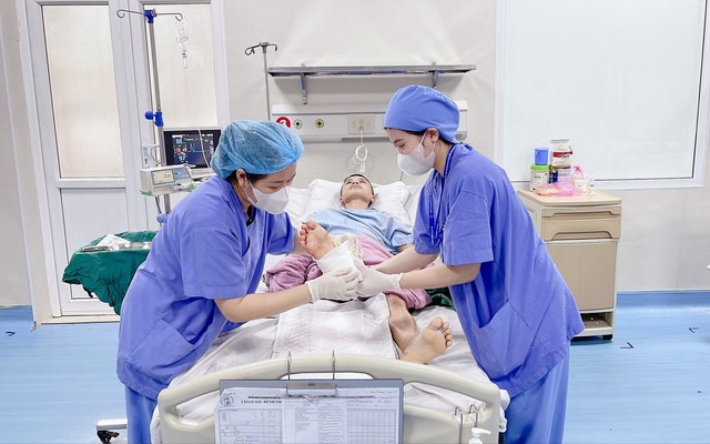 Các thầy thuốc Bệnh viện Chấn thương - Chỉnh hình Nghệ An chăm sóc bệnh nhân sau phẫu thuật