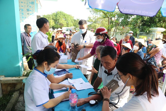 Hàng trăm người dân vùng rốn lũ được khám bệnh, cấp thuốc miễn phí- Ảnh 1.