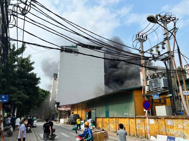 Cháy lớn tại khu vực có nhiều chung cư cao tầng, cột khói bốc cao- Ảnh 4.