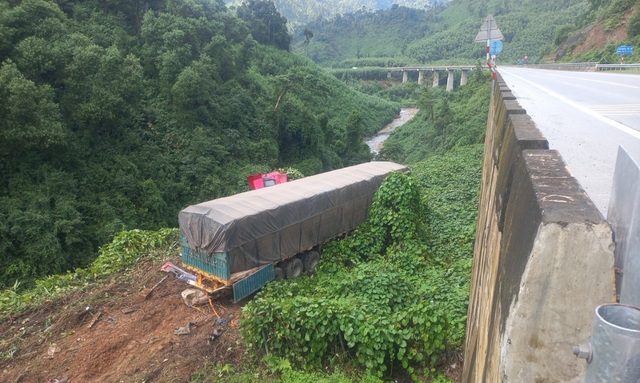 Hiện trường xe đầu kéo lao xuống vực trên cao tốc La Sơn - Hoà Liên- Ảnh 4.