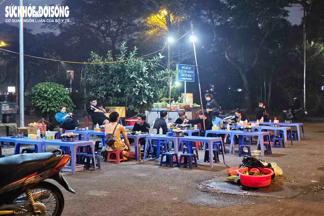 Vỉa hè Hà Nội nhộn nhịp hàng quán về đêm- Ảnh 7.