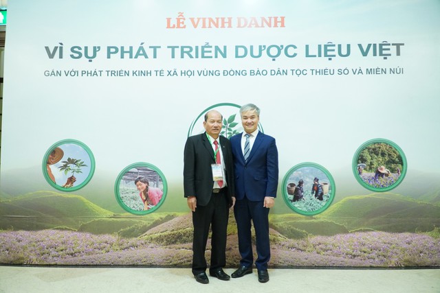 Đông đảo khách mời đến Nhà hát Lớn dự Lễ Vinh danh Vì sự phát triển dược liệu Việt- Ảnh 3.