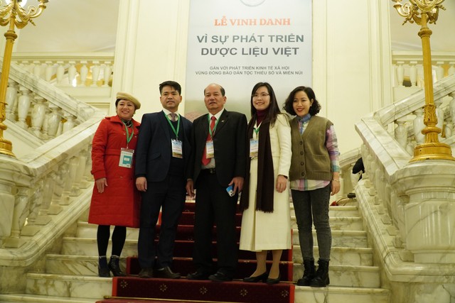Đông đảo khách mời đến Nhà hát Lớn dự Lễ Vinh danh Vì sự phát triển dược liệu Việt- Ảnh 1.