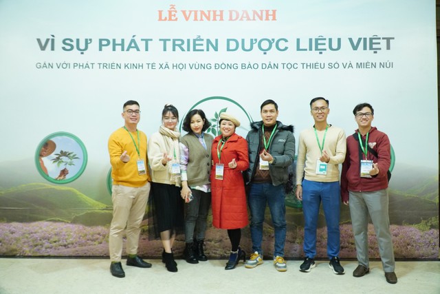 Đông đảo khách mời đến Nhà hát Lớn dự Lễ Vinh danh Vì sự phát triển dược liệu Việt- Ảnh 4.