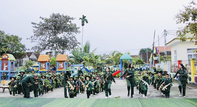 Học sinh trải nghiệm 'Cháu yêu chú bộ đội - Cháu làm chú bộ đội'- Ảnh 3.