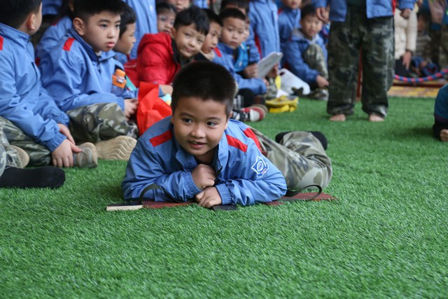 Học sinh trải nghiệm 'Cháu yêu chú bộ đội - Cháu làm chú bộ đội'- Ảnh 8.