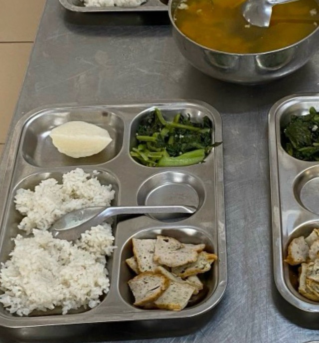 Vụ nhiều học sinh tiểu học ở Thanh Hóa nhập viện: Hé lộ thực đơn bữa trưa- Ảnh 2.