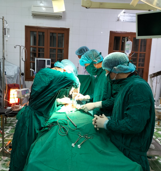 TTYT đảo Bạch Long Vĩ mổ cấp cứu bệnh nhân chửa ngoài tử cung nguy kịch- Ảnh 1.