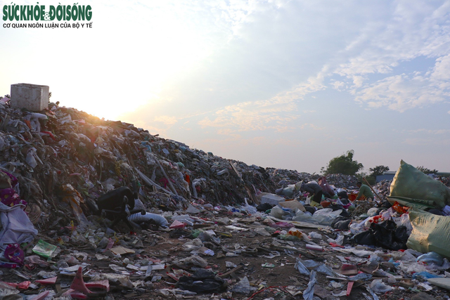 Hàng nghìn tấn rác thải tự phát 'bủa vây' người dân tại Hà Nội- Ảnh 2.