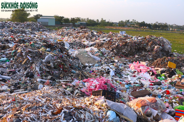 Hàng nghìn tấn rác thải tự phát 'bủa vây' người dân tại Hà Nội- Ảnh 3.