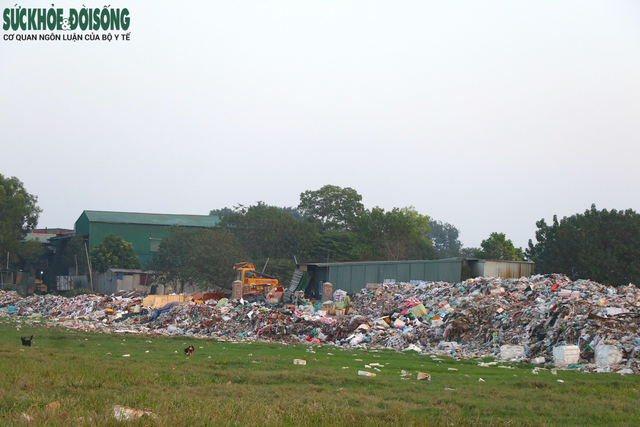 Hàng nghìn tấn rác thải tự phát 'bủa vây' người dân tại Hà Nội- Ảnh 9.