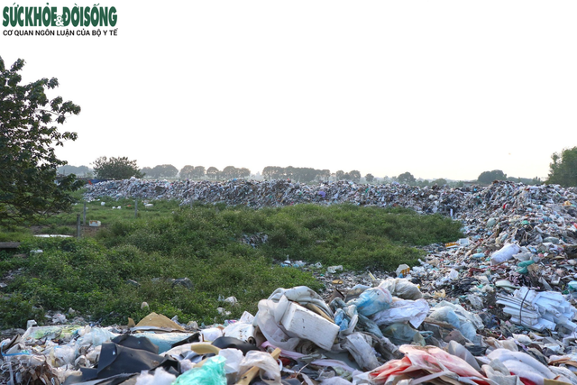 Hàng nghìn tấn rác thải tự phát 'bủa vây' người dân tại Hà Nội- Ảnh 1.