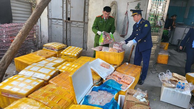 Hơn 1 tấn thực phẩm 'bẩn' giấu giữa cánh đồng hoa ở Hà Nội- Ảnh 2.