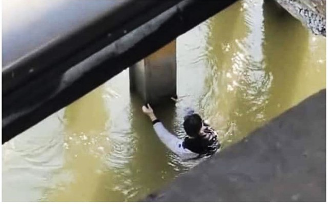 Vui chơi trên cầu Long Biên, thanh niên rơi xuống sông Hồng- Ảnh 3.