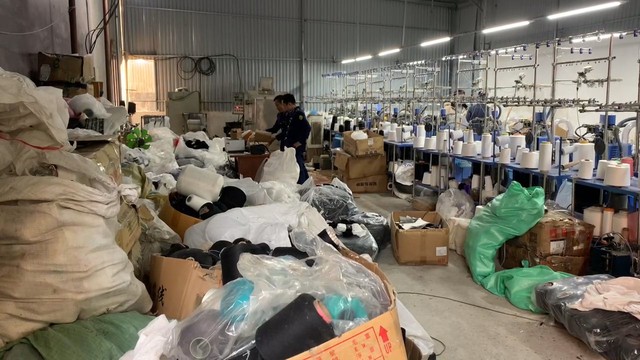 Xưởng sản xuất chỉ vài phút ra đời tất 'Nike', 'Adidas' tại huyện Đông Anh- Ảnh 2.