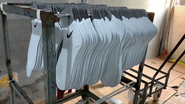 Xưởng sản xuất chỉ vài phút ra đời tất 'Nike', 'Adidas' tại huyện Đông Anh- Ảnh 4.