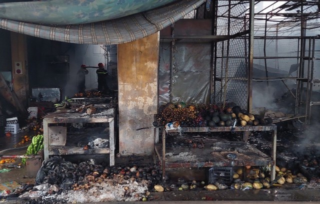 Video hiện trường vụ cháy hàng của 335 hộ dinh doanh tại chợ Khe Tre- Ảnh 2.