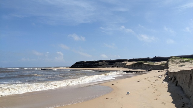 Hàng trăm nghìn mét khối cát nhiễm mặn sau nạo vét có nguy cơ trôi lại về biển- Ảnh 2.
