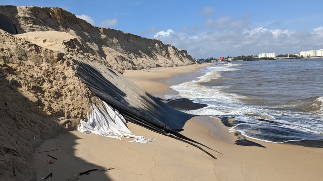 Hàng trăm nghìn mét khối cát nhiễm mặn sau nạo vét có nguy cơ trôi lại về biển- Ảnh 1.