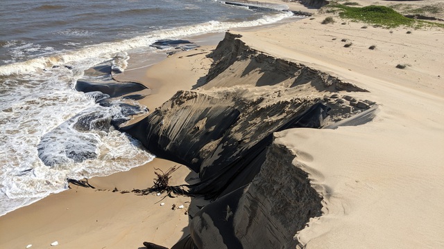 Hàng trăm nghìn mét khối cát nhiễm mặn sau nạo vét có nguy cơ trôi lại về biển- Ảnh 4.