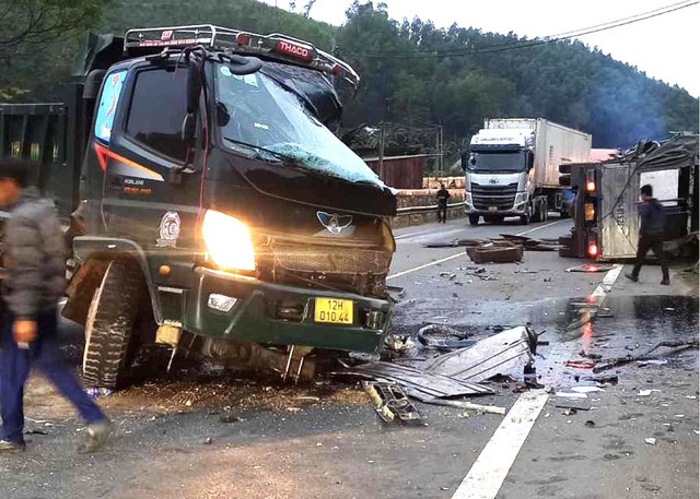 Tai nạn giao thông khiến 1 xe nát đầu, tài xế mắc kẹt trong buồng lái- Ảnh 3.