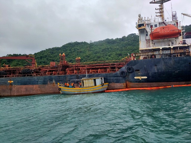 Lên phương án bảo vệ môi trường sau sự cố tàu chở dầu trôi dạt vào Cù Lao Chàm- Ảnh 2.