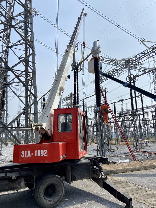 Thi công sửa chữa công trình truyền tải điện 500kV để đảm bảo cấp điện cho Thủ đô Hà Nội trong thời gian tới- Ảnh 2.
