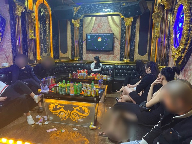 Nhóm người vùng cao 'mở tiệc' ma túy tại quán karaoke- Ảnh 1.