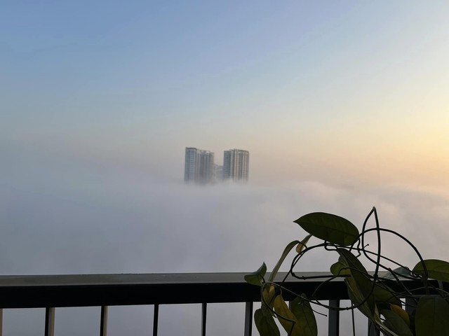 Chuyên gia chỉ rõ nguyên nhân gây hiện tượng sương mù dày đặc ở Hà Nội- Ảnh 2.