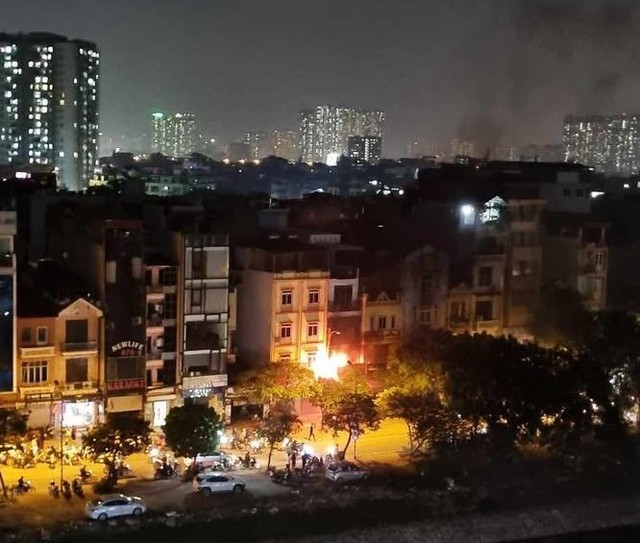 Video 2 vụ cháy ở quận Thanh Xuân và Hoàng Mai chiều tối 8/12 - Ảnh 4.